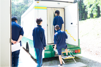 実施の条件 外で健診車を利用する様子