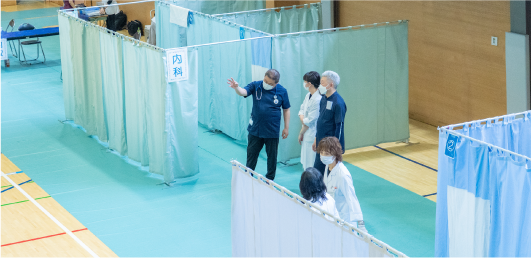 会場で打ち合わせを行うスタッフの様子