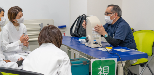 眼科健診の研修を行う様子