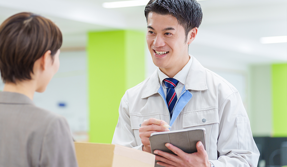 物流で働く男性