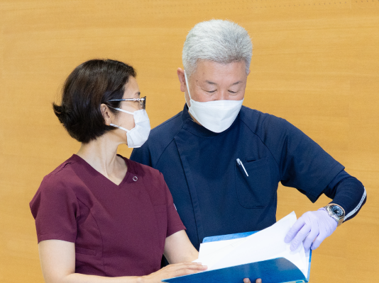 健診中に話をするスタッフ