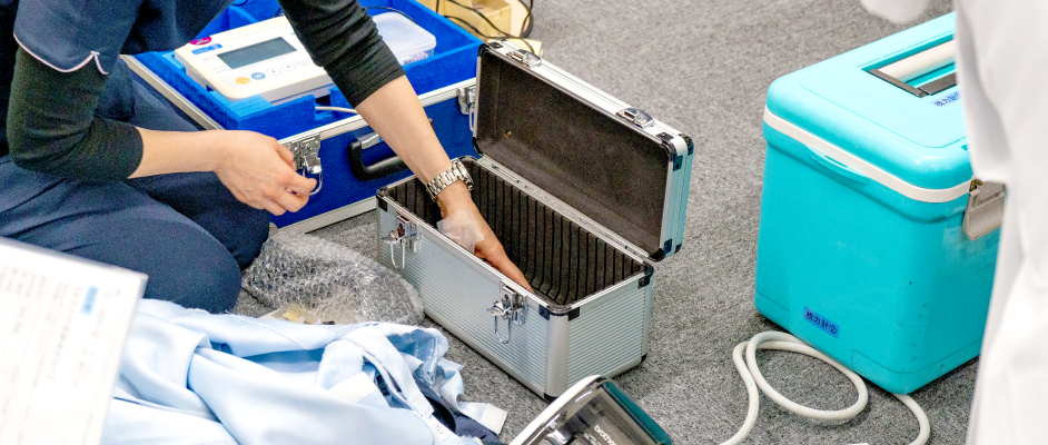 健診機材を片付ける様子