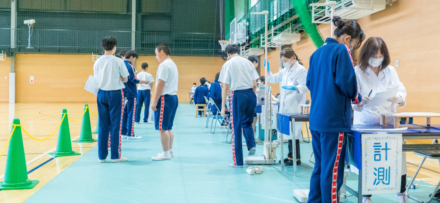 巡回健診を受ける生徒達の様子