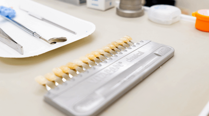 実際に使用するシェードガイド